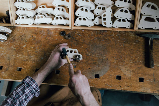Vom Baumstamm zum Lieblingsauto: Ein Blick hinter die Kulissen der Wooden Story Manufaktur